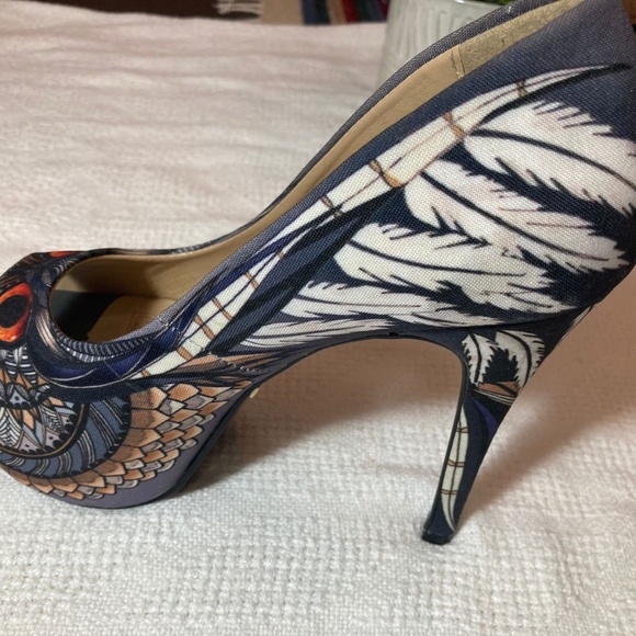 Beautiful Owl Eyes and Feather Open Toe Stiletto - Picture 4 of 7